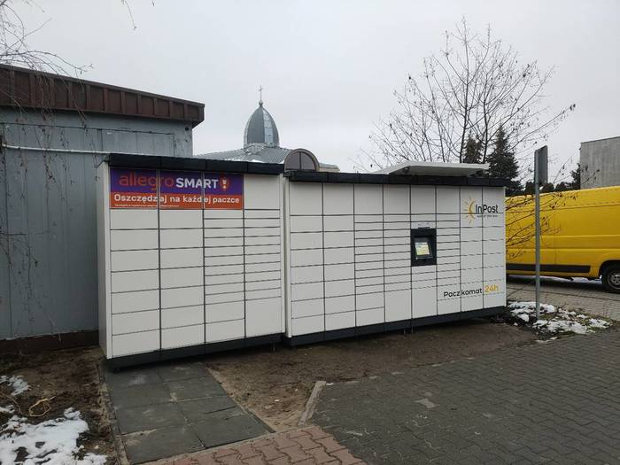 Paczkomat POZ256M Przy sklepie spożywczym
