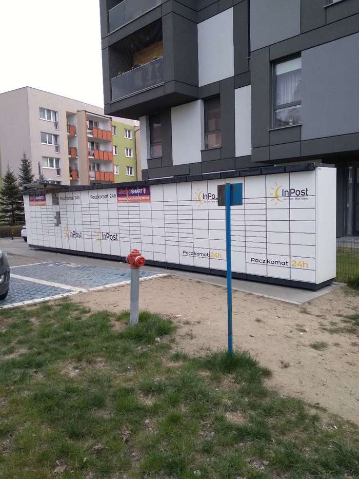Parcel Locker POZ25N Na parkingu przy budynku mieszkalnym