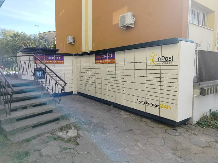 Paczkomat POZ264M Na parkingu za pawilonem handlowym