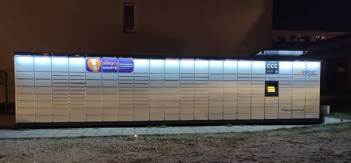 Parcel Locker POZ266M Przy parkingu samochodowym