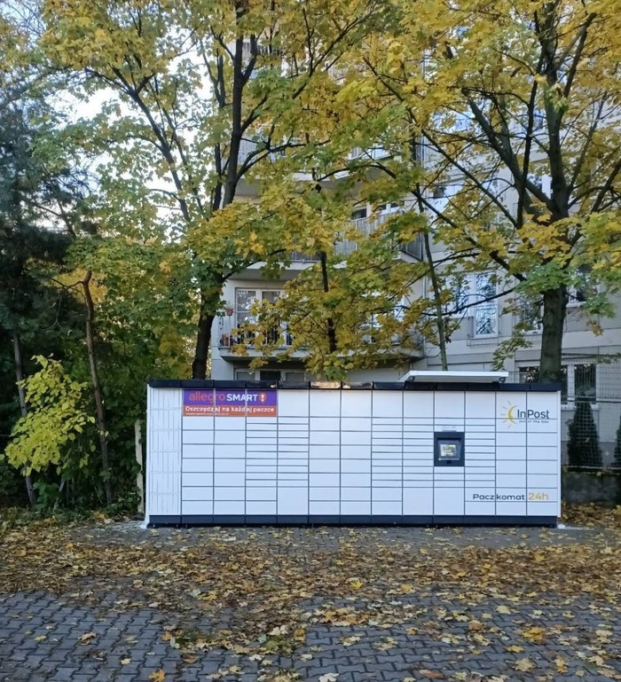 Поштомат POZ269M na parkingu za centrum handlowym