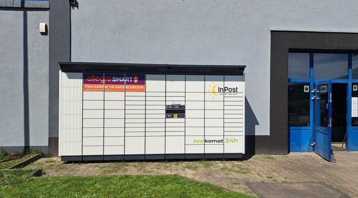 Paczkomat POZ26BAPP Przy wejściu do sklepu Supra