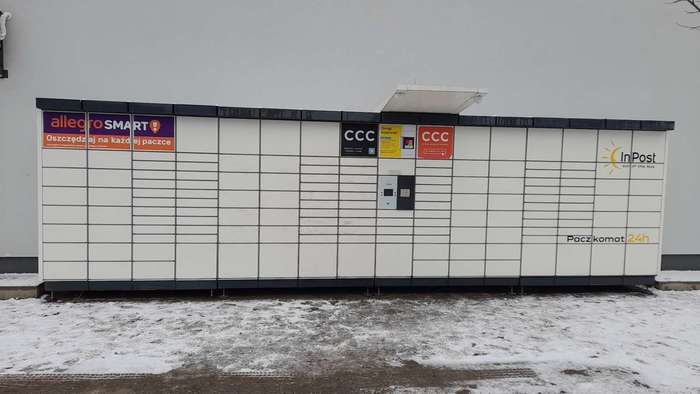 Paczkomat POZ26N Przy markecie Biedronka