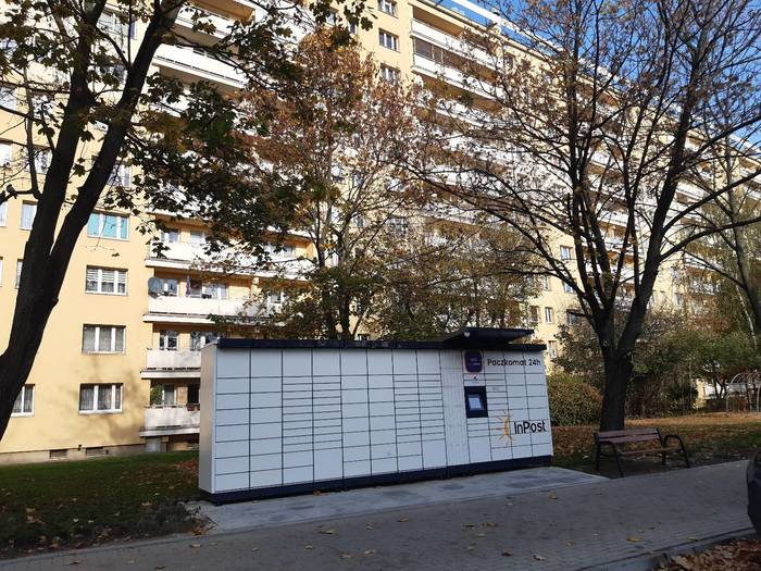 Parcel Locker POZ27M Na terenie Spółdzielni Mieszkaniowej