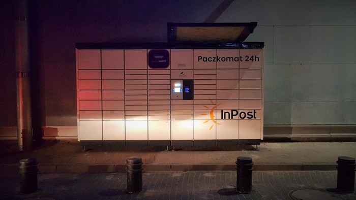 Paczkomat POZ27N Przy wejściu do Galerii od ulicy Łubieńskiej