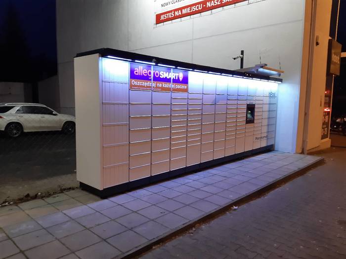 Parcel Locker POZ282M parking samochodowy od ul. Poznańskiej