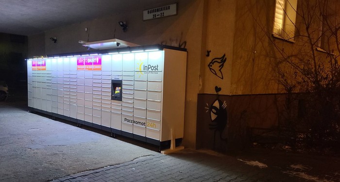 Поштомат POZ284M W prześwicie budynku