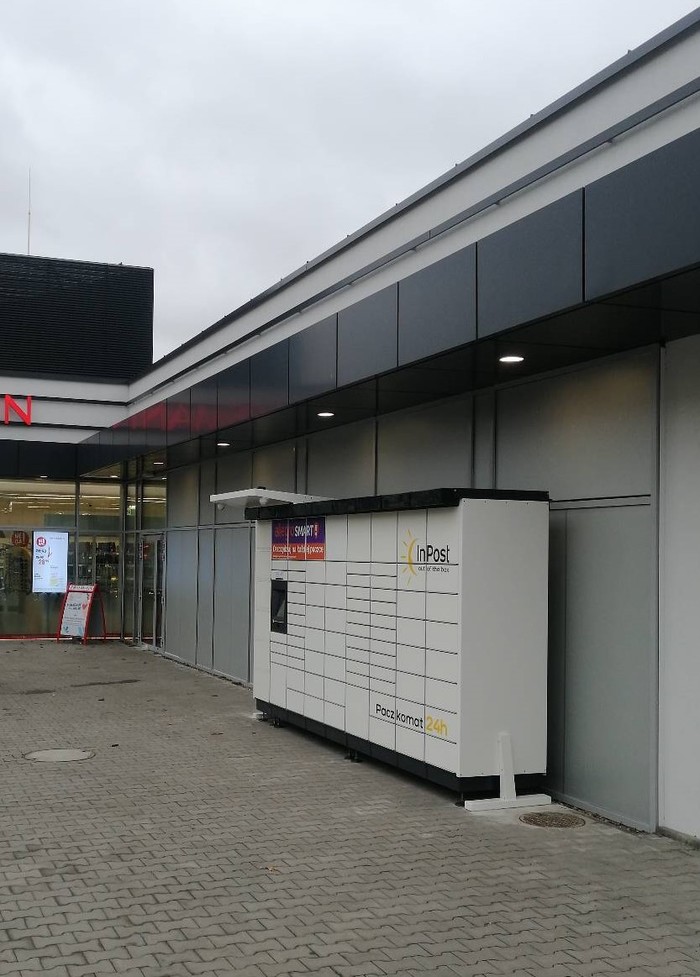 Paczkomat POZ295M Na parkingu przy sklepie Rossmann