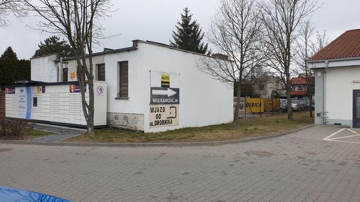 Parcel Locker POZ29M Przy budynku obok parkingu sklepu Lidl
