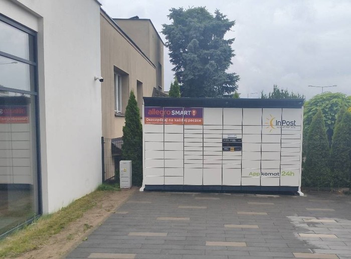 Paczkomat POZ30BAPP Na parkingu przed Universum