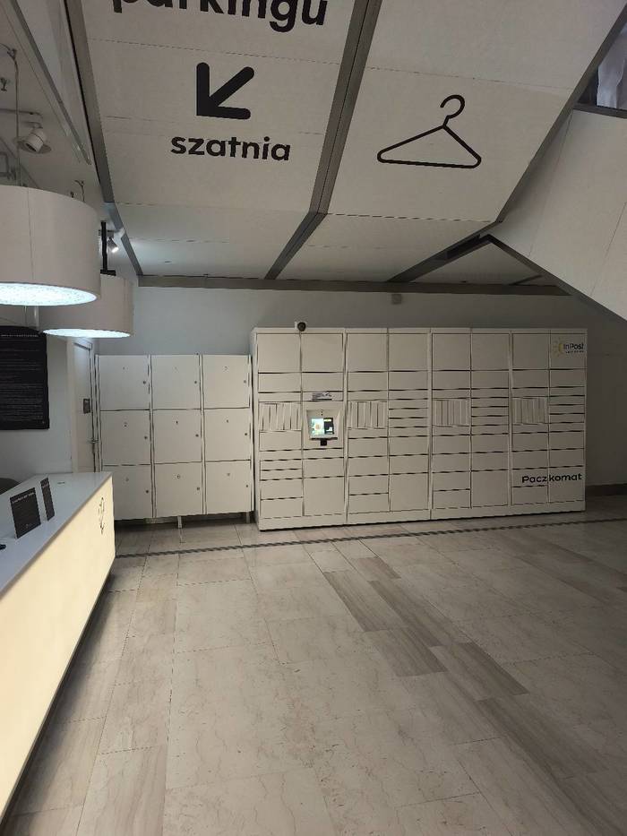 Paczkomat POZ31HP CH Posnania, poziom -1, parking różowy, przy słupie A03, wejście -1A, pod ruchomymi schodami