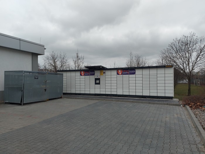 Paczkomat POZ32M Na parkingu sklepu Lidl