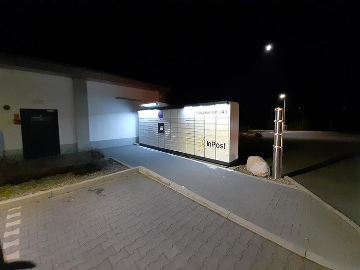 Paczkomat POZ34M Na parkingu przy sklepie Lidl