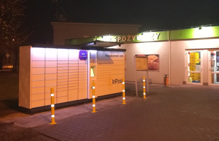 Paczkomat POZ46A Po lewej stronie od wejścia do sklepu