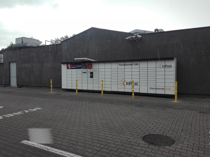 Paczkomat POZ48N Na tyłach stacji paliw Circle K
