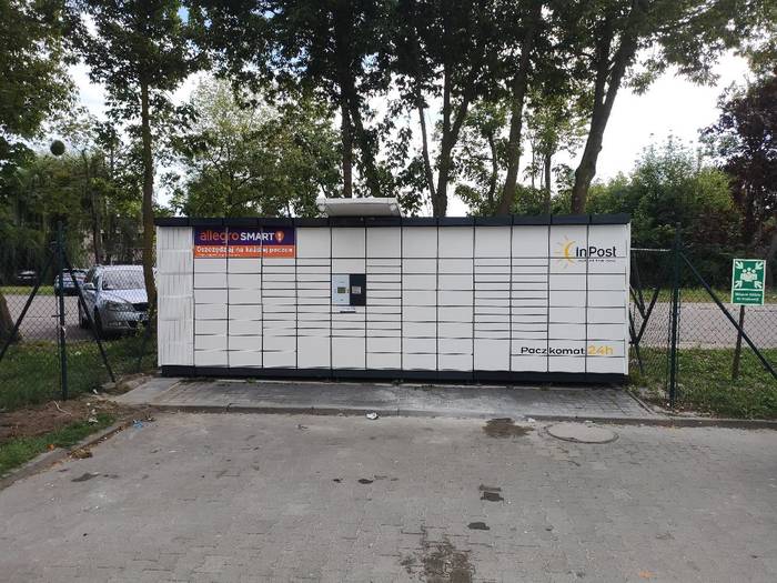 Paczkomat POZ49N Na parkingu przy sklepie Biedronka