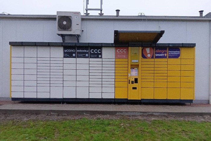 Parcel Locker POZ57A za budynkiem stacji