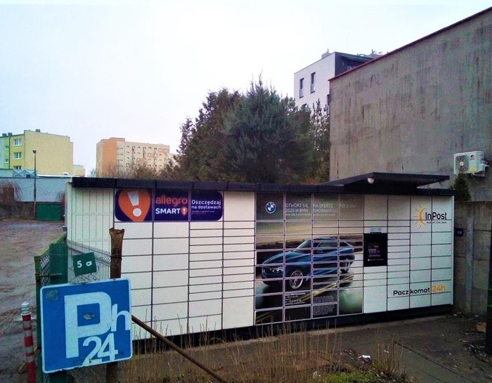 Parcel Locker POZ65M Na parkingu samochodowym