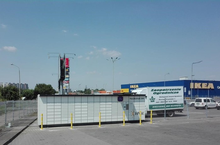 Paczkomat POZ66N Na parkingu sklepu Zaopatrzenie Ogrodnicze