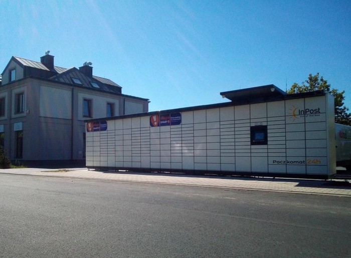Paczkomat POZ68M Parking przy budynku usługowo-handlowym