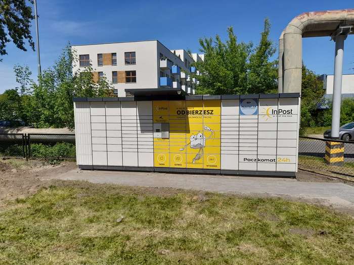 Paczkomat POZ71N Na terenie Grupy Pofam wjazd od ul. Kajki