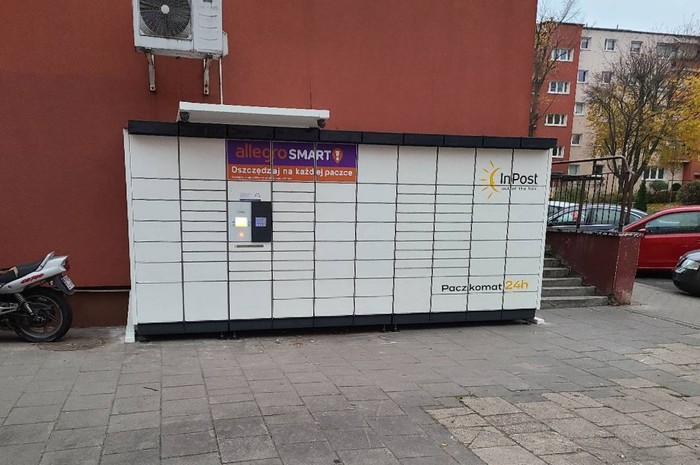 Paczkomat POZ72N przy pawilonie handlowym