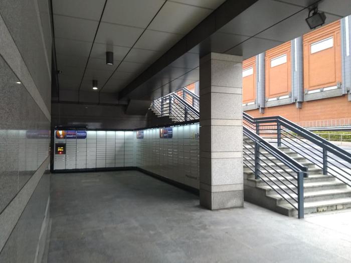 Parcel Locker POZ79M Pod schodami od ulicy Kościuszki