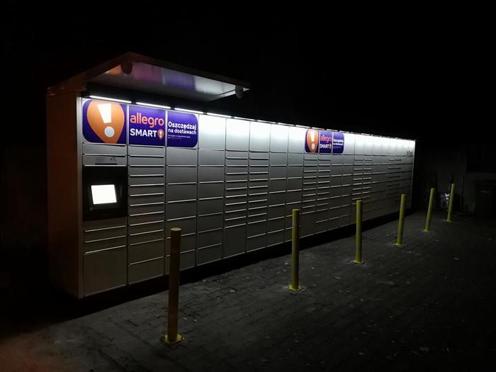 Parcel Locker POZ82M Przy wjeździe na posesję