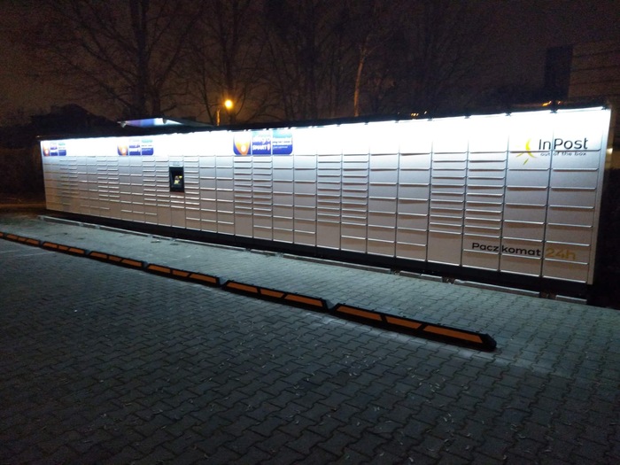 Paczkomat POZ90M Parking przed kościołem