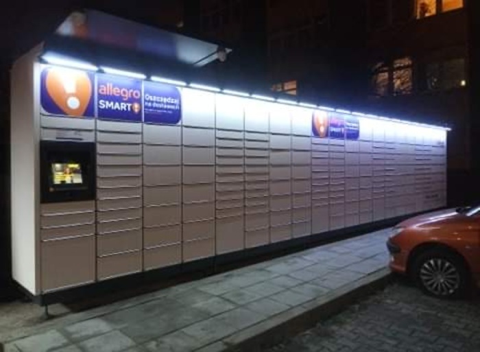 Parcel Locker POZ95M teren zielony przy bloku mieszkalnym ul. Czeremchowa 2