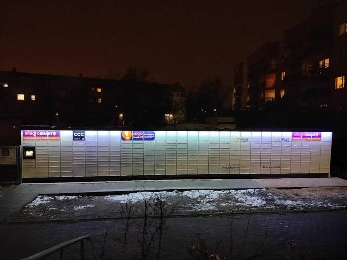 Paczkomat POZ96M na tyłach posesji od strony stacji paliw Orlen