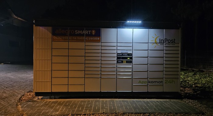 Paczkomat PPY01BAPP na parkingu