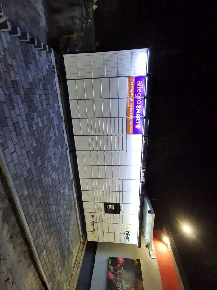 Parcel Locker PQD01M na parkingu marketu