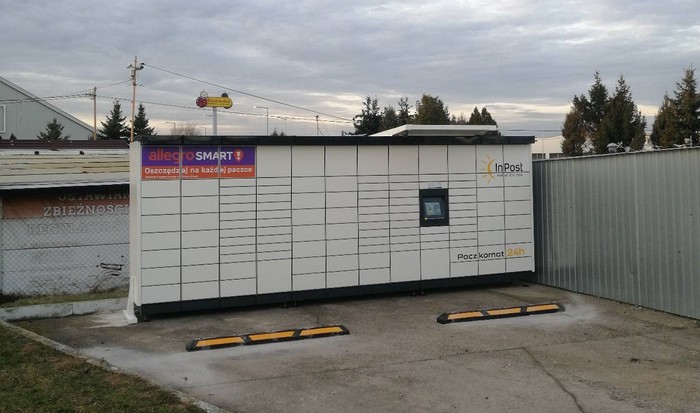 Paczkomat PRE02M na parkingu stacji