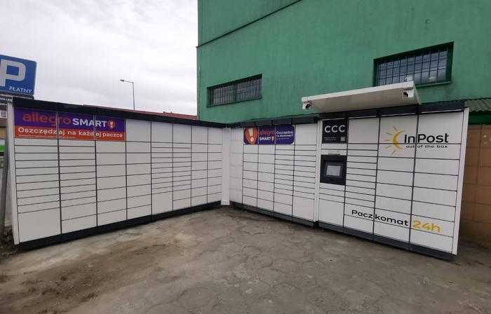 Paczkomat PRH01M Po lewej stronie przy parkingu