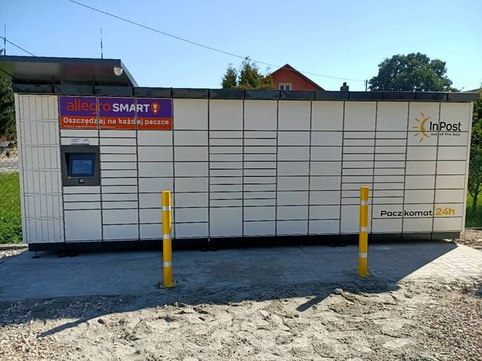 Paczkomat PRO02M parking przy sklepie Groszek