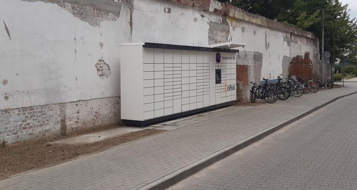 Paczkomat PRU01M Naprzeciwko galerii handlowej Nowa Stacja