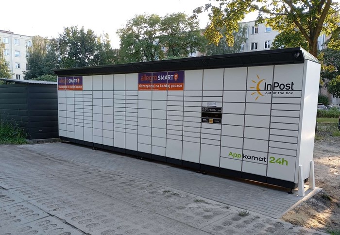 Paczkomat PRU02BAPP Na parkingu