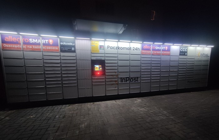 Paczkomat PRU02M Obok sklepu spożywczego