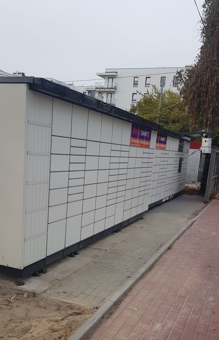 Paczkomat PRU08M Na terenie Targowiska od strony Komorowskiej