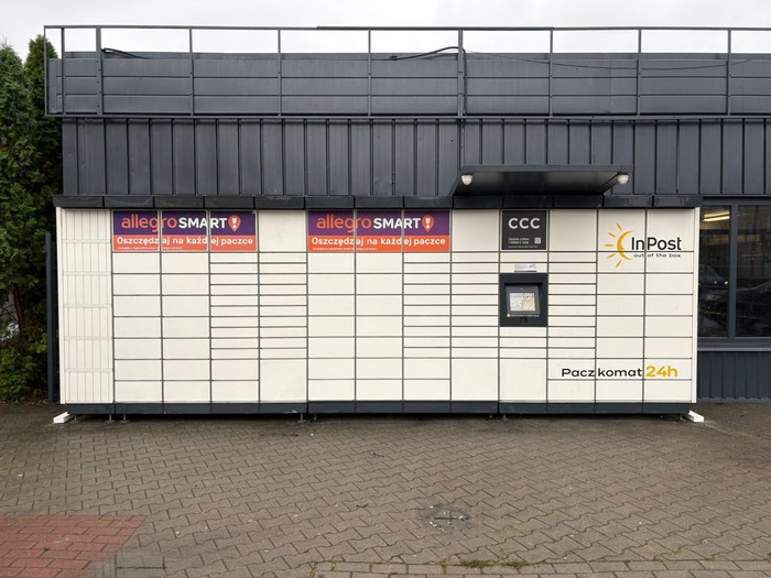 Paczkomat PRU09M Przed sklepem Top Market