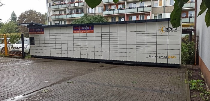 Paczkomat PRU14M Na parkingu