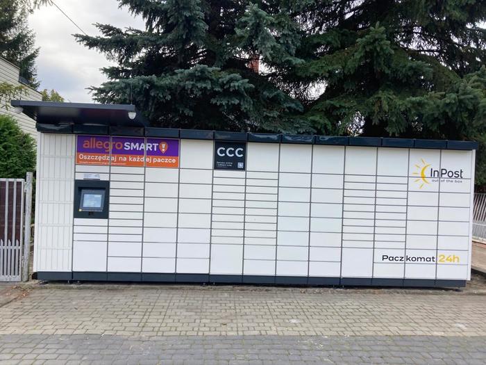 Paczkomat PRU20M Parking przed posesją