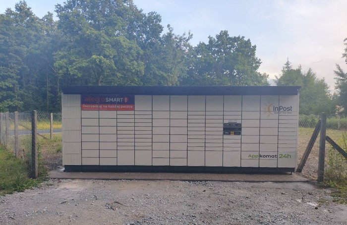 Parcel Locker PRUC01BAPP W płocie posesji prywatnej