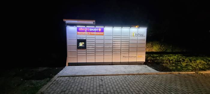 Paczkomat PRUY01M Na prawo od Ośrodka zdrowia