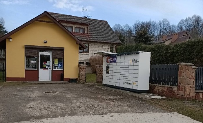 Paczkomat PRV01M Parking przed sklepem spożywczym