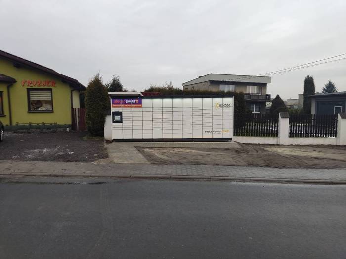 Paczkomat PRY02M obok sklepu, naprzeciwko Poczty Polskiej