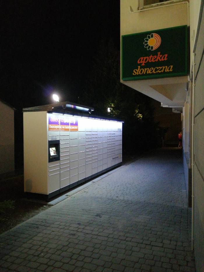 Paczkomat PRZ12M obok apteki Słonecznej
