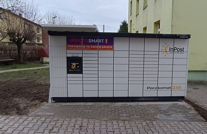 Paczkomat PRZL01M Na parkingu przy szkole podstawowej