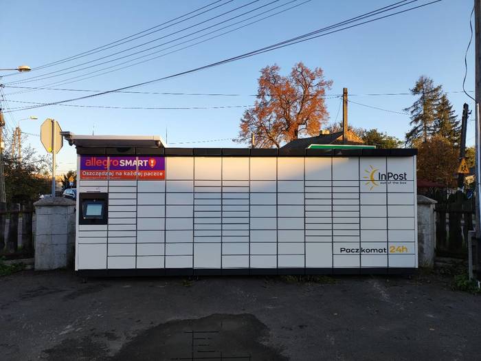 Paczkomat PSA02M Po prawej stronie parkingu
